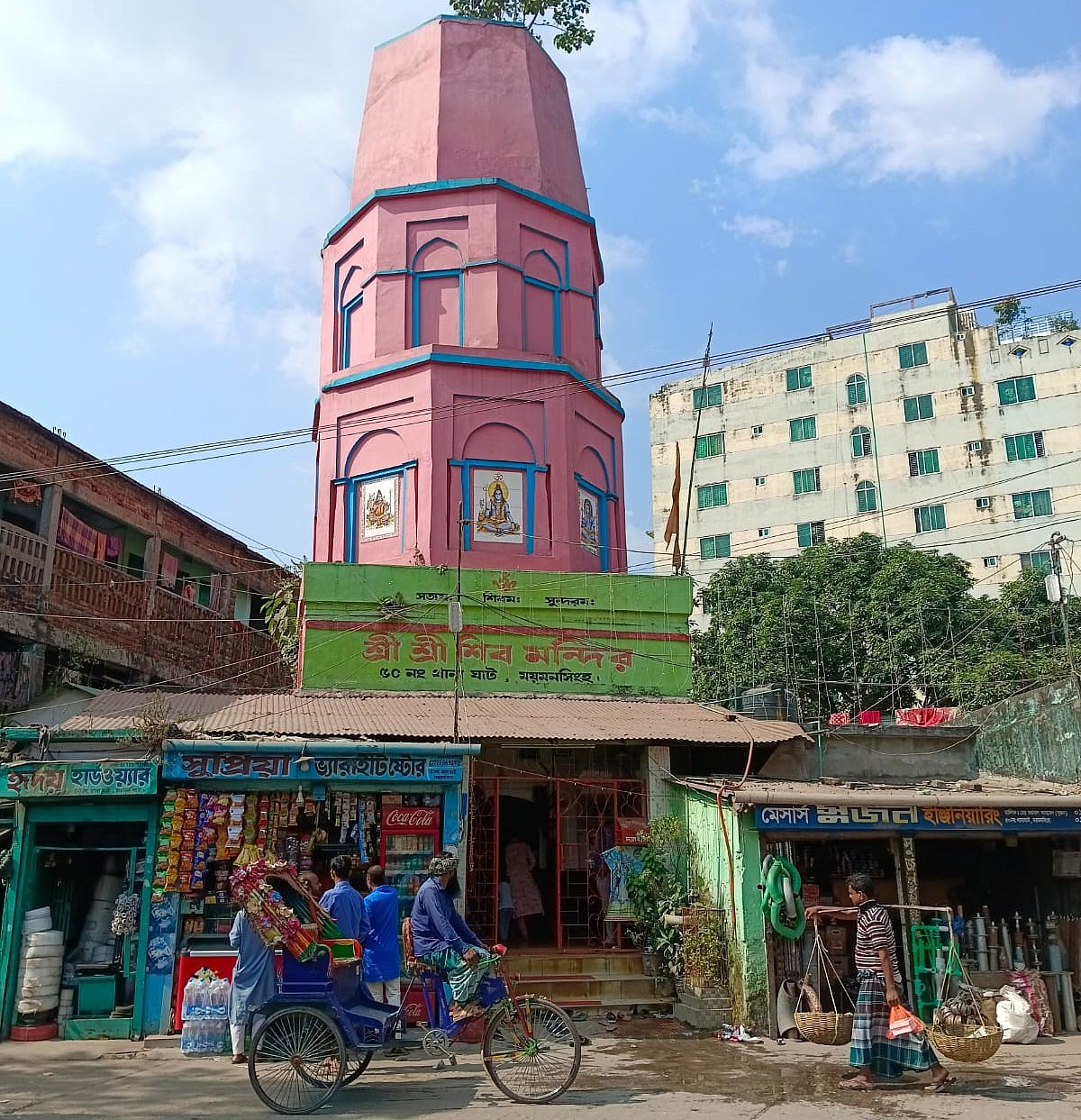 ময়মনসিংহ নগরের কোতোয়ালি থানাসংলগ্ন ভাঙামঠ শিবমন্দির থেকে চুরির ঘটনা ঘটে