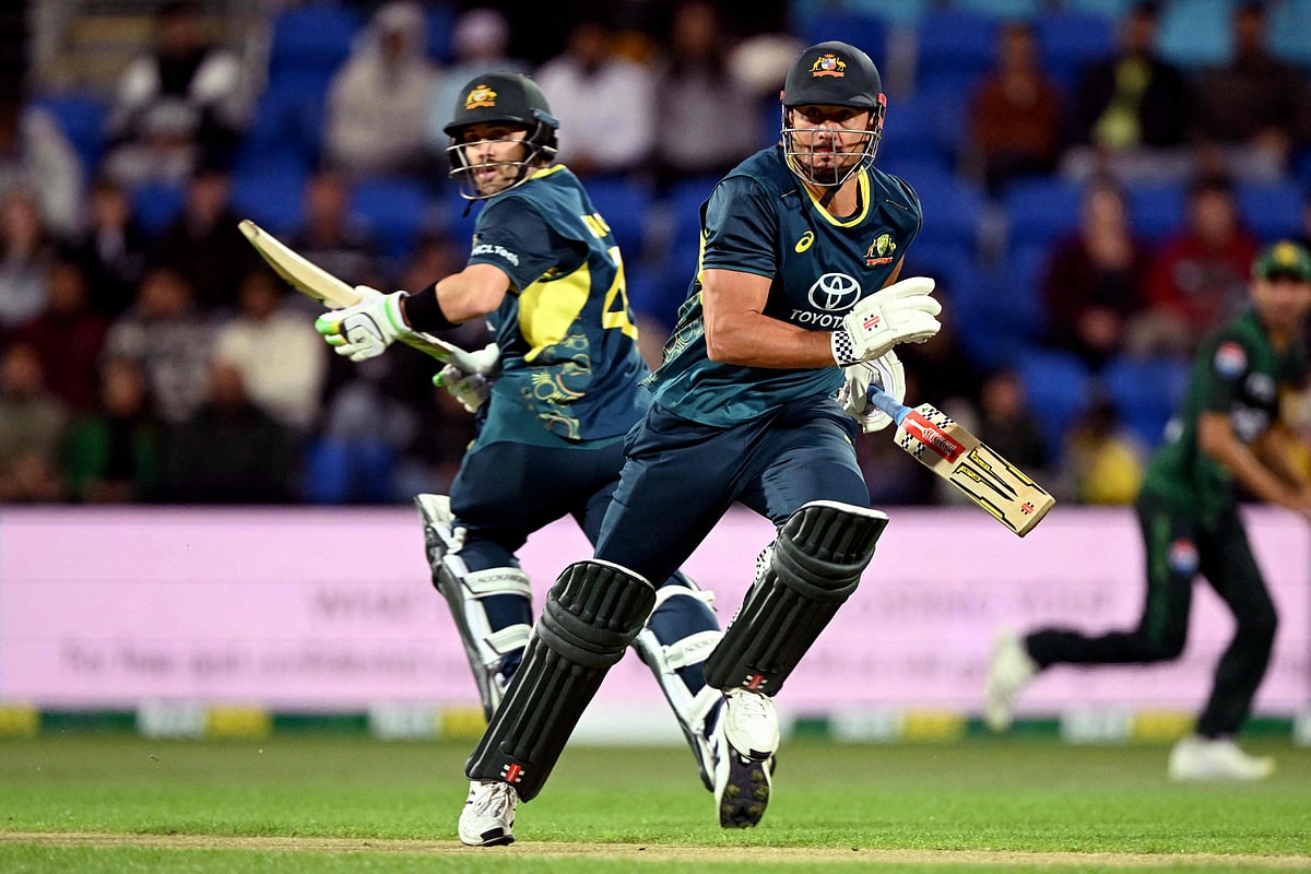 জস ইংলিশকে (বাঁয়ে) দর্শক বানিয়ে রীতিমতো তাণ্ডব চালিয়েছেন মার্কাস স্টয়নিস