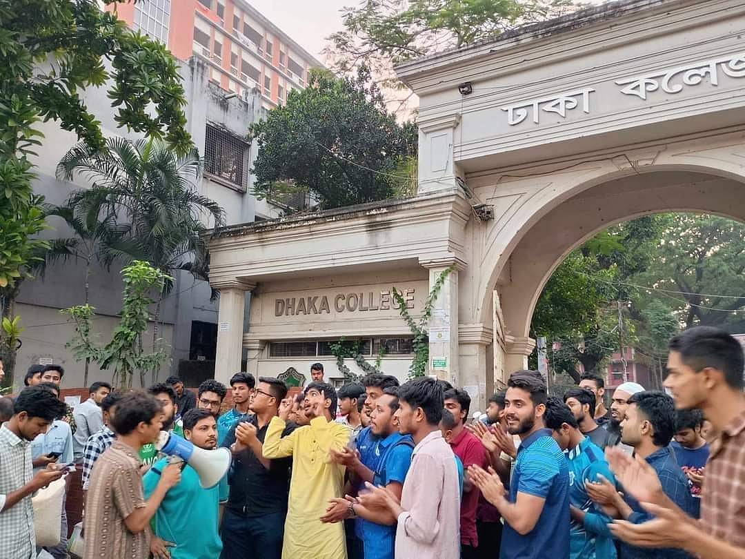 মহাখালীতে সরকারি তিতুমীর কলেজের শিক্ষার্থীদের বিক্ষোভ চলাকালে ট্রেনে ইটপাটকেল নিক্ষেপের ঘটনায় ঢাকা কলেজের শিক্ষার্থীরা বিক্ষোভ করেন। ঢাকা, ১৮ নভেম্বর