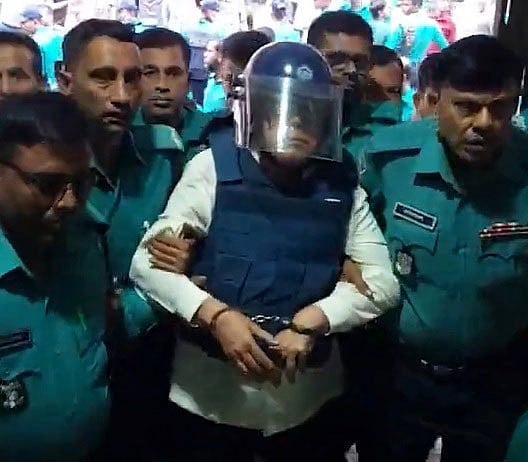 আজ সকালে সাবেক খাদ্যমন্ত্রী কামরুল ইসলামকে পুলিশের হেলমেট ও বুলেটপ্রুফ জ্যাকেট পরিয়ে আদালতের এজলাসকক্ষে তোলা হয়