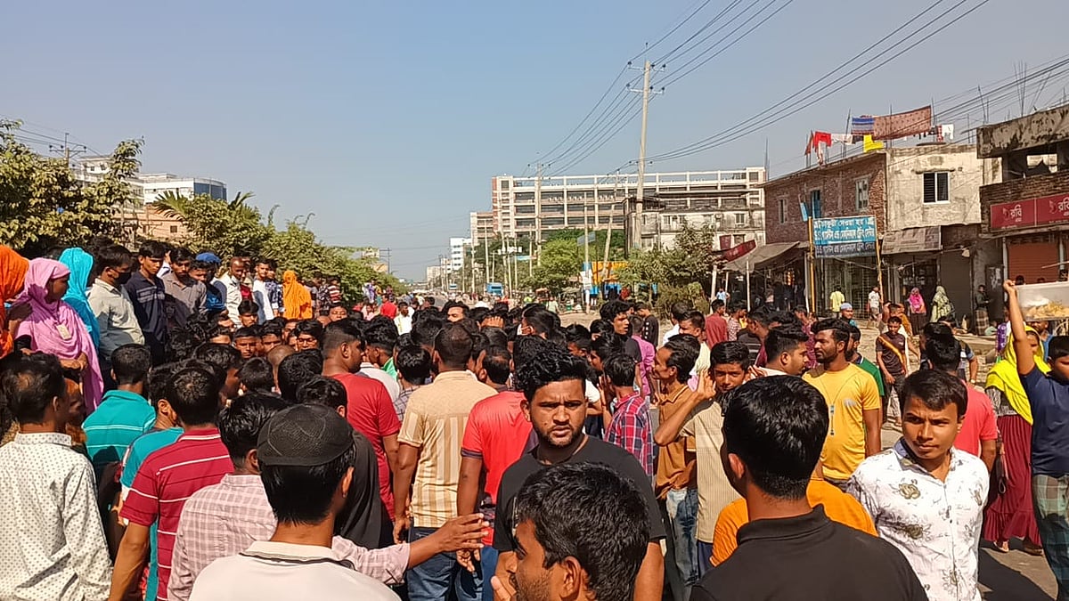 গাজীপুর মহানগরের জিরানি এলাকায় ডরিন ফ্যাশন কারখানার সামনে বিক্ষোভ করছেন শ্রমিকেরা