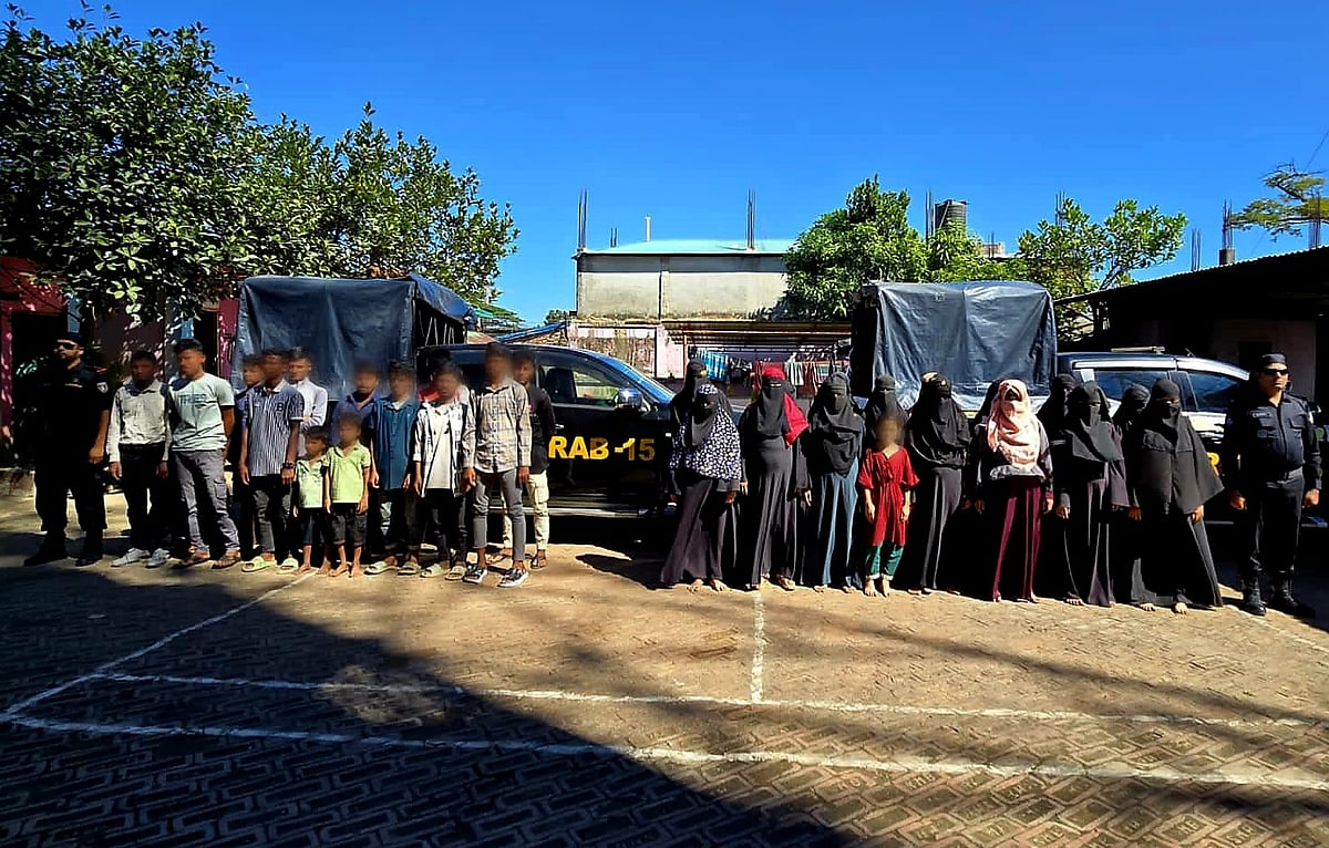 কক্সবাজারের টেকনাফের পাহাড়ি এলাকা থেকে উদ্ধার হওয়া পাচারের শিকার নারী–পুরুষ
