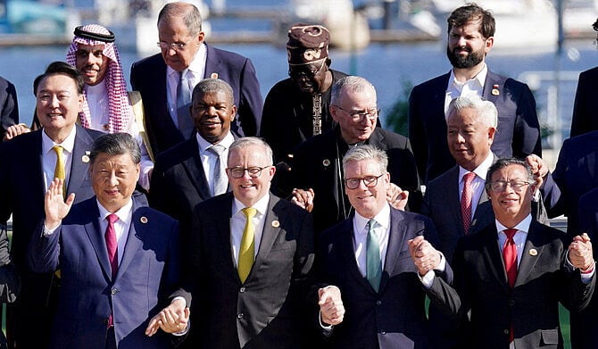 ফটোসেশনে জি-২০ সম্মেলনে যোগ দেওয়া যুক্তরাজ্যের প্রধানমন্ত্রী কিয়ার স্টারমারসহ বিশ্বনেতাদের কয়েকজন। রিও ডি জেনিরো, ১৮ নভেম্বর ২০২৪