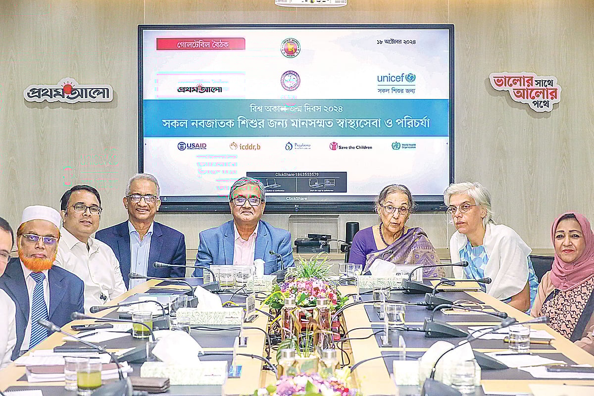 ‘সকল নবজাতক শিশুর জন্য মানসম্মত স্বাস্থ্যসেবা ও পরিচর্যা’ শীর্ষক গোলটেবিল বৈঠকে (বাঁ থেকে) জহুরুল ইসলাম, আবিদ হোসেন মোল্লা, মোহাম্মদ সহিদুল্লা, নাজমুন নাহার ও মায়া ভেনডেনেন্ট। গতকাল রাজধানীর প্রথম আলো কার্যালয়ে