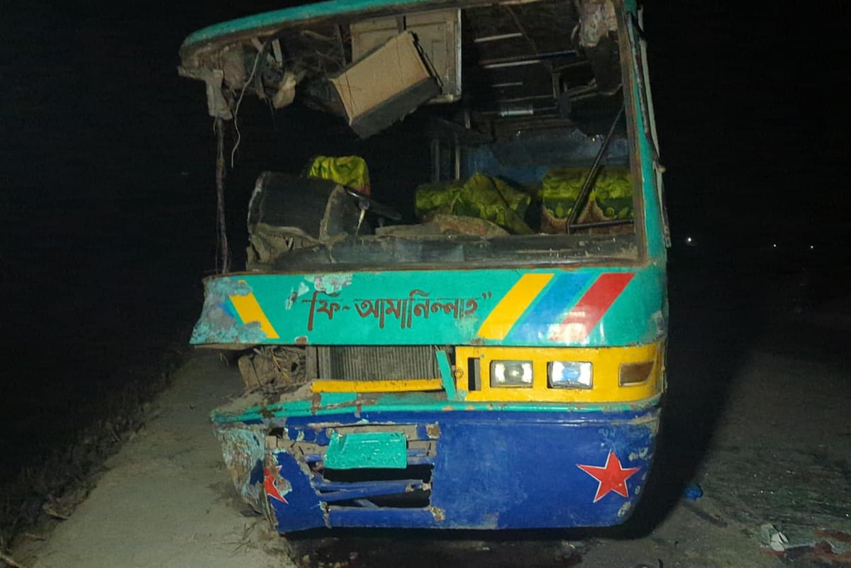 ঢাকার ধামরাইয়ের কালামপুর-কাওয়ালীপাড়া আঞ্চলিক সড়কে বুধবার রাতে ট্রাকের সঙ্গে সংঘর্ষে ক্ষতিগ্রস্ত বাস