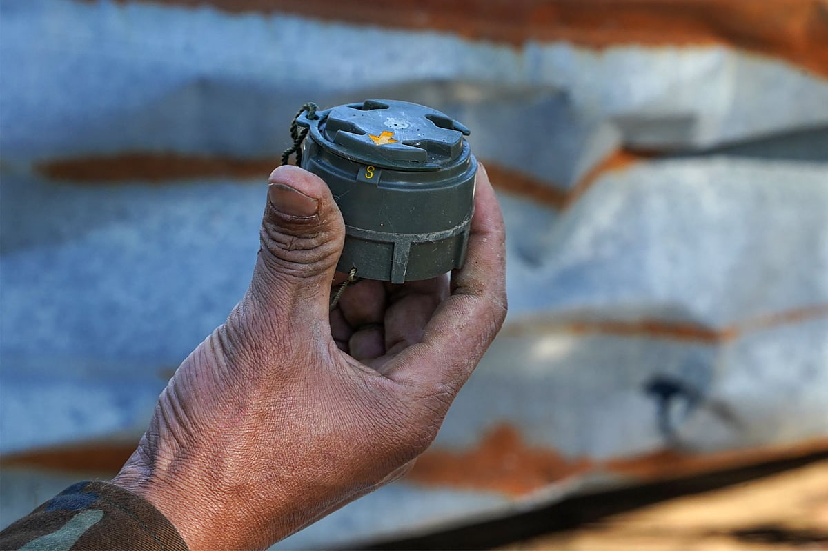 মিয়ানমার সেনাবাহিনীর একটি অবিস্ফোরিত ভূমি মাইন দেখাচ্ছেন দেশটির বিদ্রোহী গোষ্ঠী তায়াং ন্যাশনাল লিবারেশন আর্মির (টিএনএলএ) এক সদস্য। শান রাজ্যের উত্তরাঞ্চলের মানতং শহরে, ১৭ নভেম্বর ২০২৪