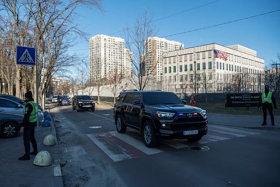 ইউক্রেনের কিয়েভে অবস্থিত মার্কিন দূতাবাস থেকে একটি গাড়িবহর বের হচ্ছে, ২০ নভেম্বর