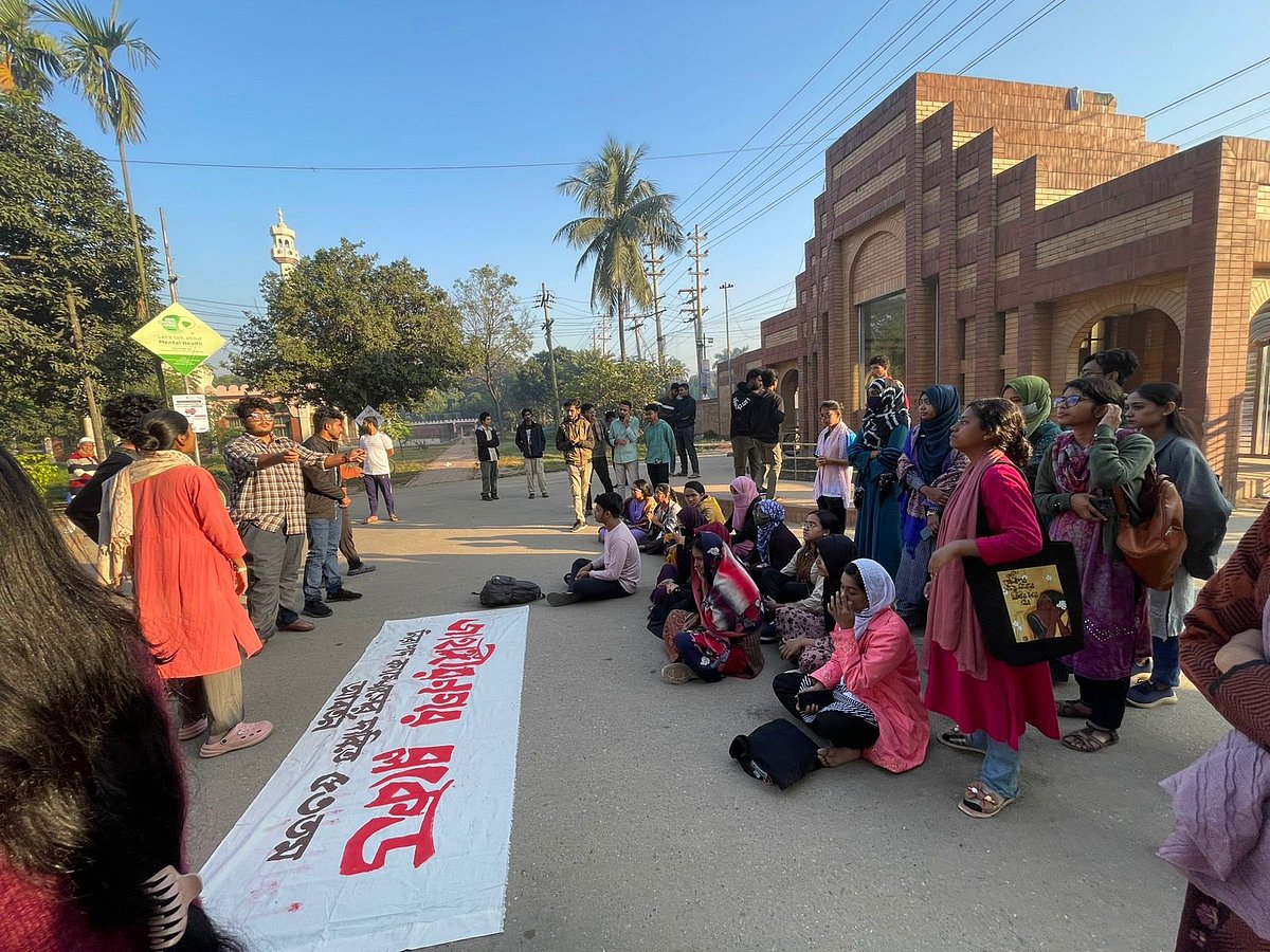 অটোরিকশার ধাক্কায় জাহাঙ্গীরনগর বিশ্ববিদ্যালয়ের এক শিক্ষার্থীর মৃত্যুর ঘটনায় জাহাঙ্গীরনগর ব্লকেড কর্মসূচি পালন করছেন প্রথম বর্ষের শিক্ষার্থীরা। আজ বুধবার সকাল সাড়ে আটটার দিকে