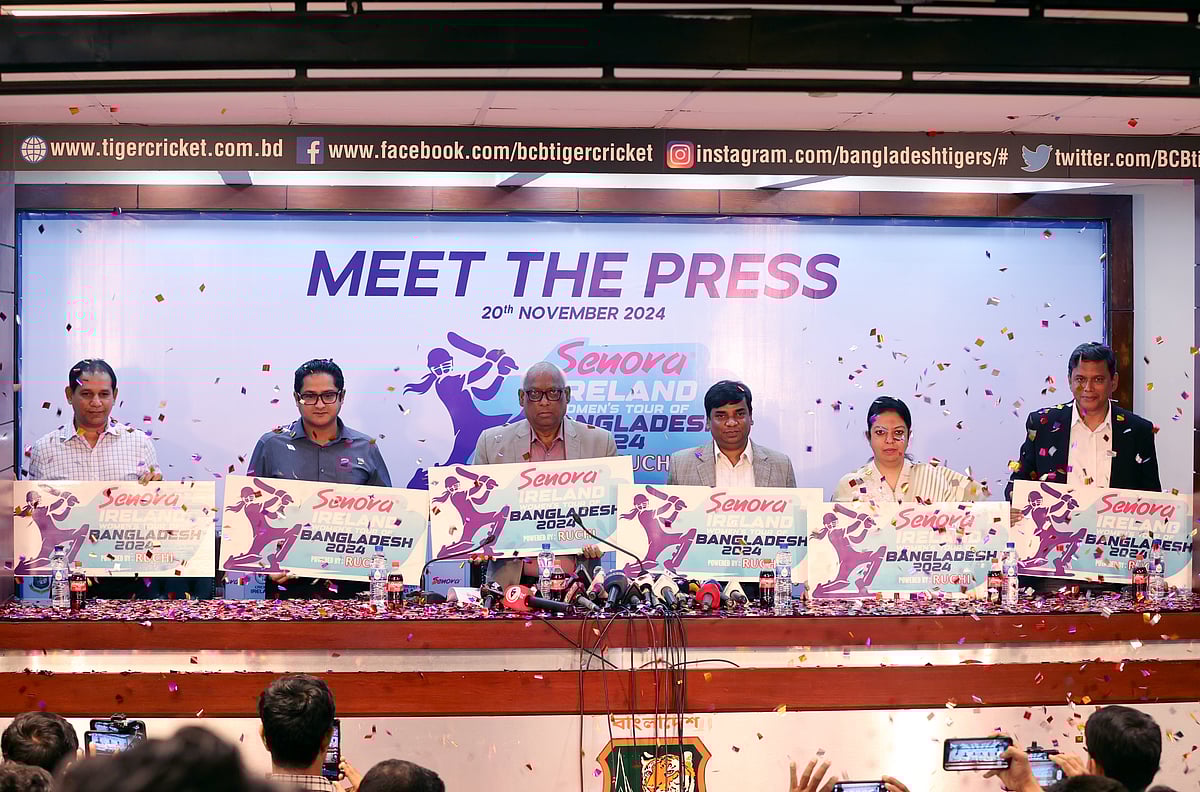 টাইটেল স্পনসর ঘোষণা অনুষ্ঠানে বাঁ থেকে বিসিবির উইমেন্স উইংয়ের হেড হাবিবুল বাশার, বিসিবি পরিচালক ফাহিম সিনহা ও নাজমূল আবেদীন, মিডিয়াকম লিমিটেডের সিইও অজয় কুমার কুন্ডু, স্কয়ার টয়লেট্রিজ লিমিটেডের হেড অব মার্কেটিং ড. জেসমিন জামান ও  স্কয়ার ফুড অ্যান্ড বেভারেজ লিমিটেডের হেড অব মার্কেটিং মো. ইমতিয়াজ ফিরোজ