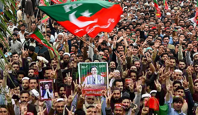 পেশওয়ারে কারাবন্দী ইমরান খানের ছবি নিয়ে পিটিআই সমর্থকদের বিক্ষোভ