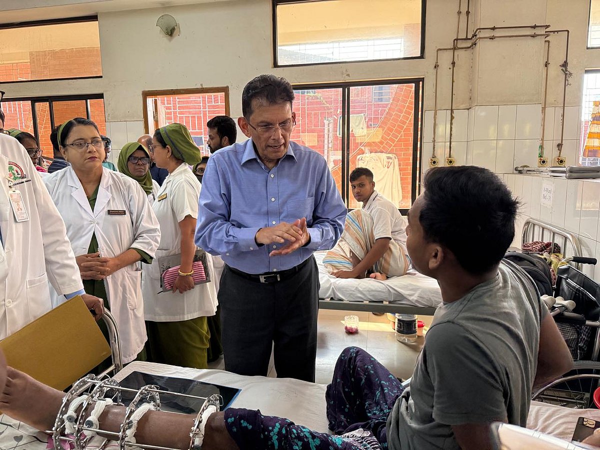 প্রধান উপদেষ্টার রোহিঙ্গা সমস্যা ও অগ্রাধিকারপ্রাপ্ত বিষয়াবলি-সংক্রান্ত বিশেষ প্রতিনিধি খলিলুর রহমান আজ বুধবার দায়িত্ব গ্রহণের পরেই পঙ্গু হাসপাতালে চিকিৎসাধীন ছাত্র–জনতার আন্দোলনে আহতদের কাছে যান