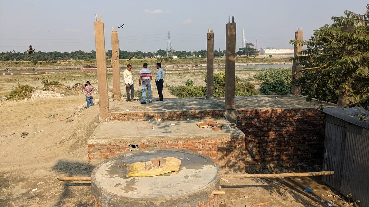 ময়মনসিংহ নগরের ব্রহ্মপুত্রপাড়ে গণশৌচাগার নির্মাণের কাজ আপত্তির মুখে বন্ধ রেখেছে সিটি করপোরেশন। আজ দুপুরে নির্মিতব্য এলাকায় যান ব্রহ্মপুত্র সুরক্ষা আন্দোলনের কর্মীরা