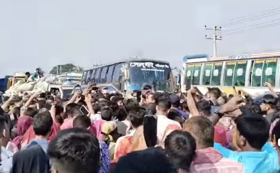 ঢাকার ধামরাইয়ে সড়ক দুর্ঘটনায় নিহত শ্রমিকদের জন্য আর্থিক ক্ষতিপূরণসহ তিন দফা দাবিতে একটি পোশাক কারখানার শ্রমিকদের মহাসড়ক অবরোধ। আজ সকালে শ্রীরামপুর এলাকায়