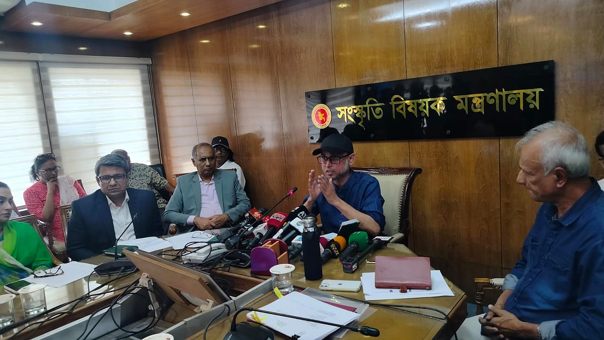 সংস্কৃতি উপদেষ্টা মোস্তফা সরয়ার ফারুকী। আজ বৃহস্পতিবার সংস্কৃতিবিষয়ক মন্ত্রণালয়ে আয়োজিত সংবাদ সম্মেলনে