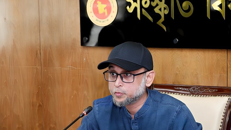 সচিবালয়ে সংস্কৃতিবিষয়ক মন্ত্রণালয়ের সভাকক্ষে সাংবাদিকদের সঙ্গে কথা বলছেন উপদেষ্টা মোস্তফা সরয়ার ফারুকী