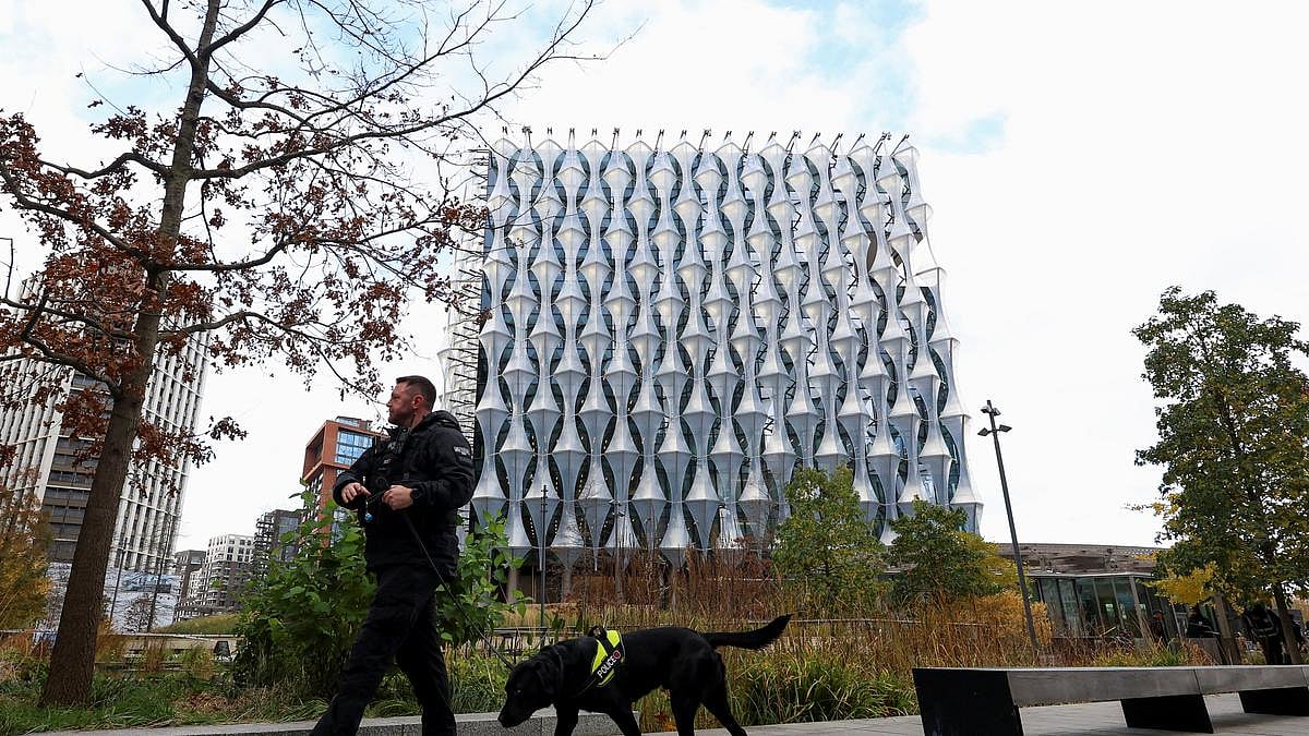 যুক্তরাজ্যে অবস্থিত মার্কিন দূতাবাস। সন্দেহজনক বস্তুতে বিস্ফোরণ ঘটানোর পর ভবনটির কাছ দিয়ে কুকুর নিয়ে হেঁটে যাচ্ছেন এক পুলিশ কর্মকর্তা। লন্ডন, ২২ নভেম্বর, ২০২৪