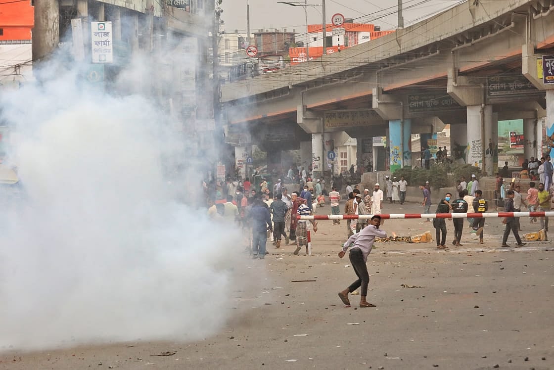 জুরাইনে ব্যাটারিচালিত রিকশার চালকেরা রেললাইন অবরোধ করেন। তাঁদের সরিয়ে দেওয়ার চেষ্টা করলে পুলিশের সঙ্গে সংঘর্ষ হয়। ঢাকা, ২২ নভেম্বর