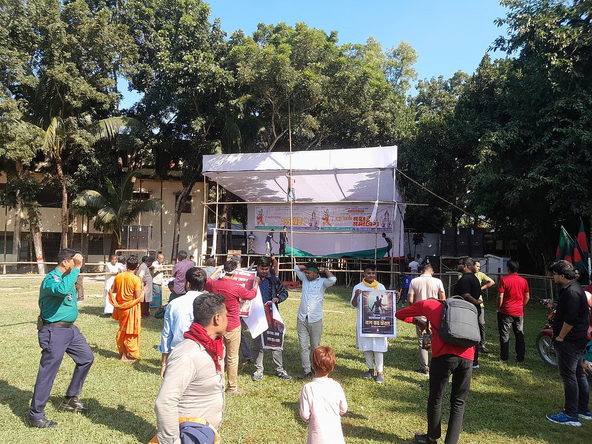 সনাতনী সম্প্রদায়ের আট দফা দাবিতে সম্মিলিত সনাতনী জাগরণ জোটের আয়োজনে রংপুর বিভাগীয় মহাসমাবেশ উপলক্ষে মাহীগঞ্জ ডিগ্রি কলেজ মাঠ প্রস্তুত করা হচ্ছে