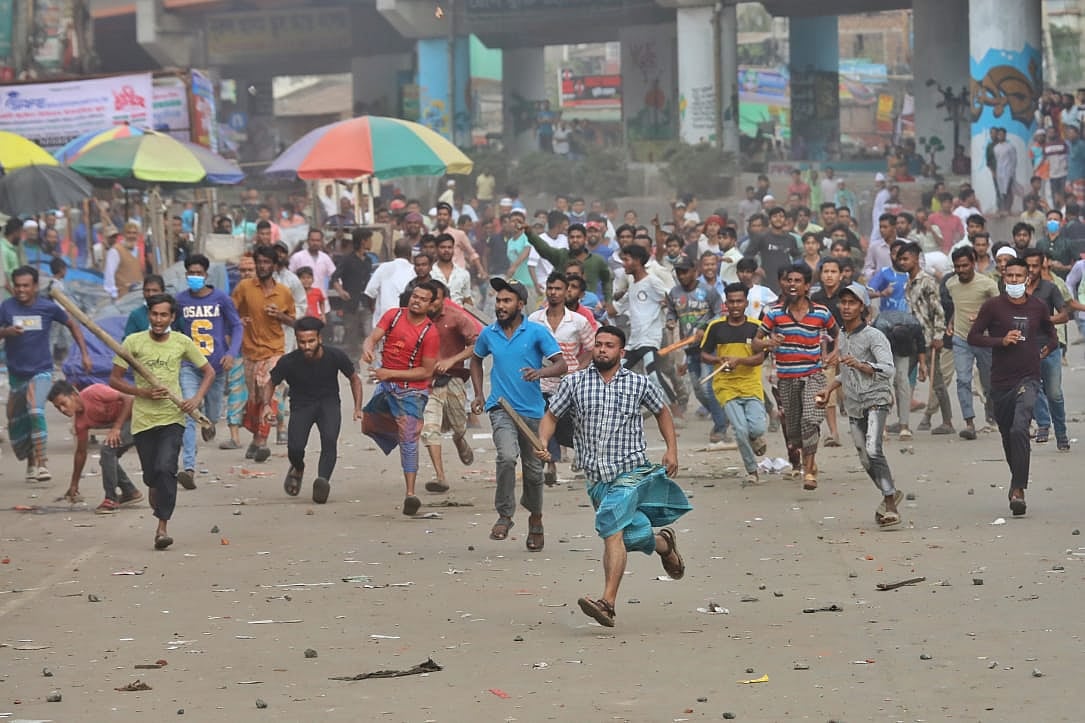 পুলিশের সঙ্গে ব্যাটারি রিকশাচালকদের পাল্টাপাল্টি ধাওয়া ও সংঘর্ষ হয়। আজ শুক্রবার দুপুরে