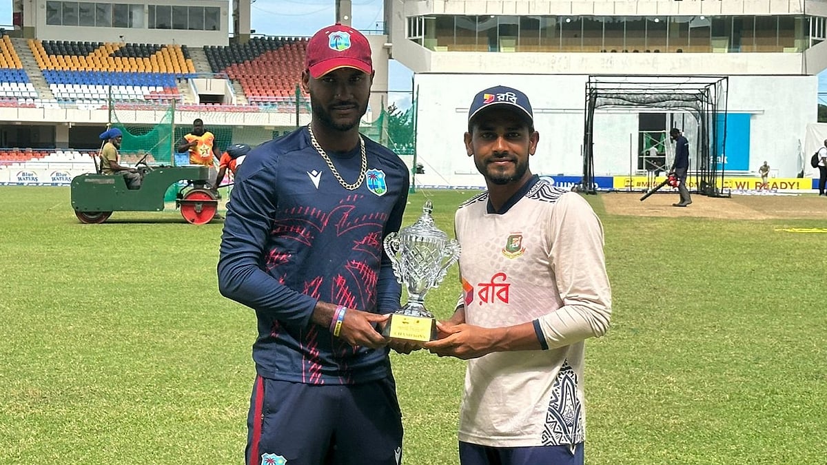 টেস্ট সিরিজের ট্রফি হাতে দুই অধিনায়ক—বাংলাদেশের মেহেদী হাসান মিরাজ (ডানে) ও ওয়েস্ট ইন্ডিজের ক্রেইগ ব্রাফেট