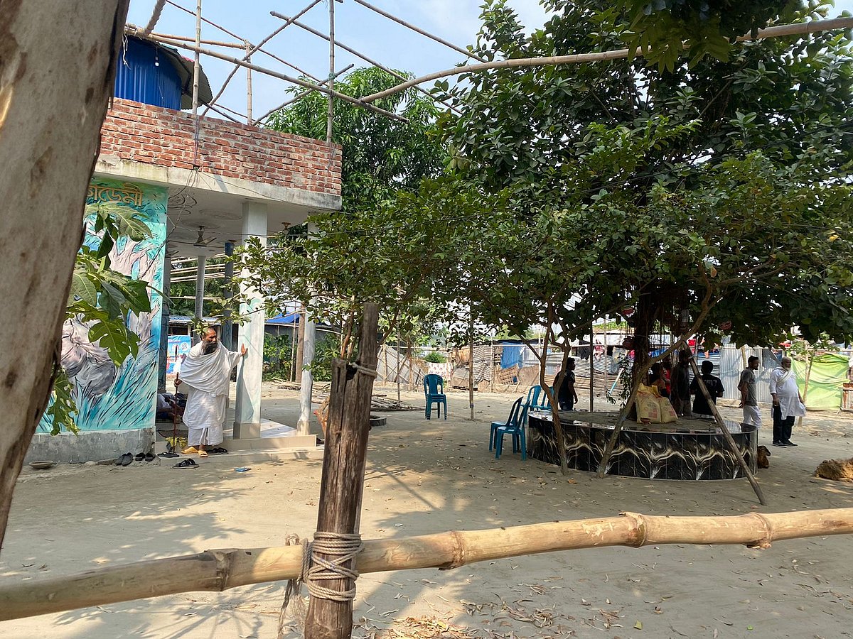 নারায়ণগঞ্জে আপত্তির মুখে মুক্তিধাম আশ্রম ও লালন একাডেমি প্রাঙ্গণে লালন মেলার অনুমতি দেওয়া হয়নি। শুক্রবার দুপুরে সদর উপজেলার মধ্য নরসিংহপুর এলাকায়