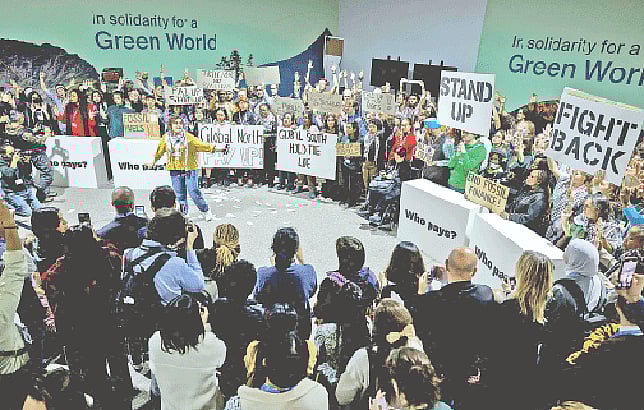 জলবায়ু সম্মেলনের বর্ধিত সময় গতকালও পক্ষগুলোর মধ্যে শেষ মুহূর্তের দর-কষাকষি হয়। এ সময় দাবিদাওয়া নিয়ে বিক্ষোভ করেন অধিকারকর্মীরা। গতকাল আজারবাইজানের বাকুতে