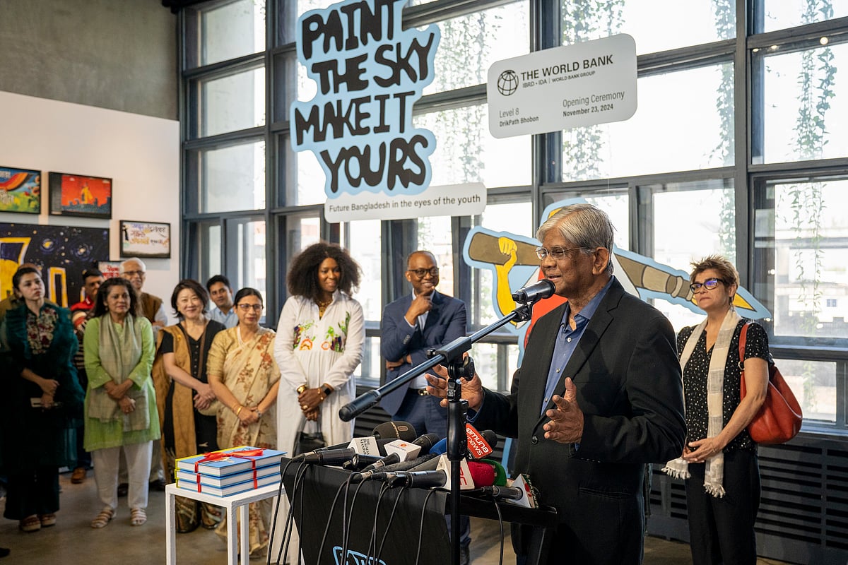 অর্থ উপদেষ্টা সালেহউদ্দিন আহমেদ ‘পেইন্ট দ্য স্কাই, মেক ইট ইওরস’ শীর্ষক প্রদর্শনীর উদ্বোধন অনুষ্ঠানে বক্তব্য দেন। ঢাকা, ২৩ নভেম্বর