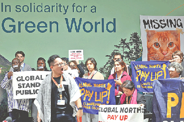 জলবায়ু পরিবর্তনের প্রভাব মোকাবিলায় অর্থায়ন বাড়ানোর দাবিতে বিক্ষোভ। গতকাল আজারবাইজানের রাজধানী বাকুতে