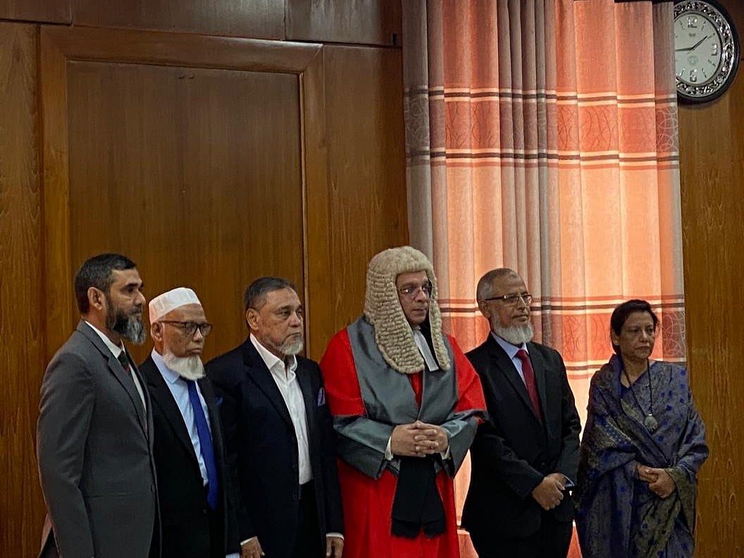 প্রধান বিচারপতি সৈয়দ রেফাত আহমেদ আজ রোববার বেলা দেড়টার দিকে সুপ্রিম কোর্টের জাজেস লাউঞ্জে সিইসি ও চার কমিশনারকে শপথবাক্য পাঠ করান