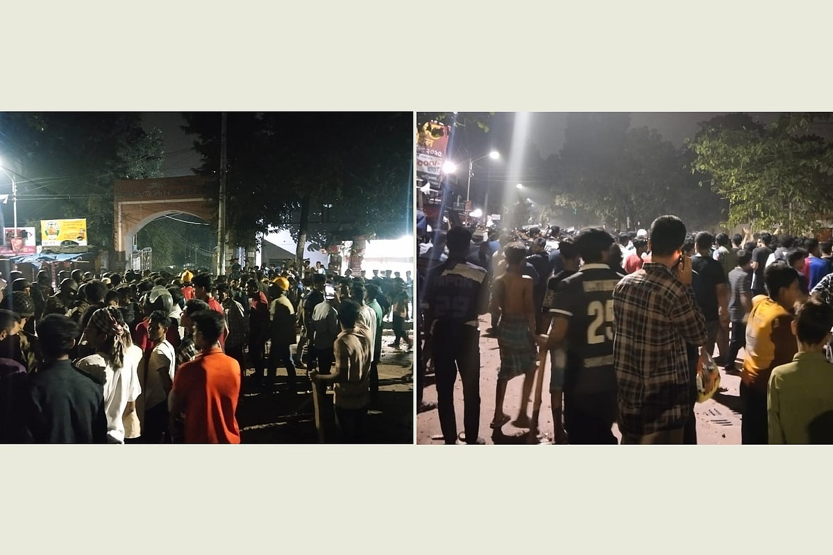 রাজধানীর বিটাক মোড়ের এক পাশে ঢাকা পলিটেকনিক ইনস্টিটিউটের শিক্ষার্থীরা (বাঁয়ে), আরেক পাশে বাংলাদেশ টেক্সটাইল ইউনিভার্সিটির (বুটেক্স) শিক্ষার্থীরা