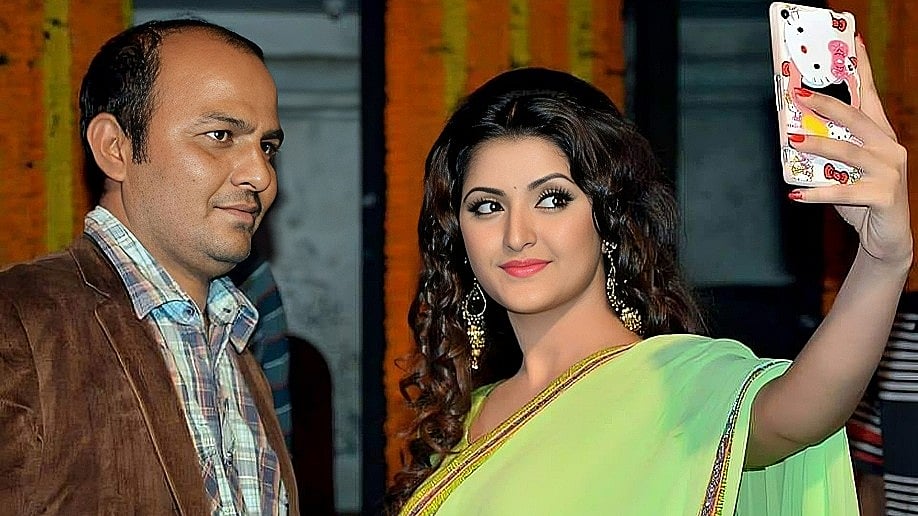শাহ আলম মণ্ডলের হাত ধরে চলচ্চিত্রে পা রাখেন সময়ের আলোচিত চিত্রনায়িকা পরীমনি