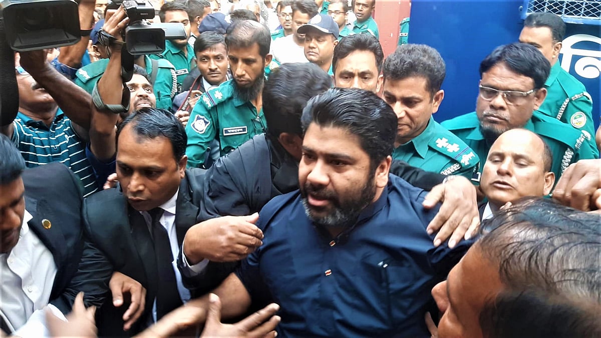 বরিশালে বিএনপির দুই মামলায় মঈন উদ্দীন আবদুল্লাহর চার দিনের রিমান্ড মঞ্জুর করেছেন আদালত। রোববার বিকেলে আদালতে থেকে কারাগারে নেওয়ার সময় তোলা