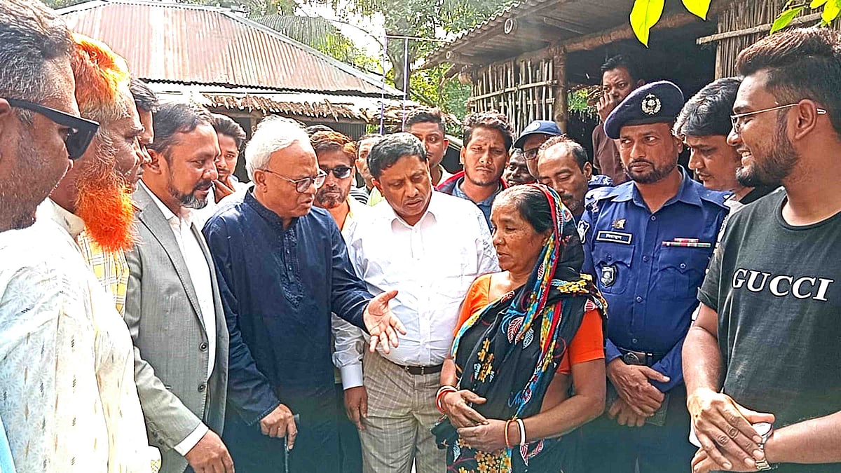 নাটোরের বড়াইগ্রামে মারধরের শিকার উজ্জল কুমার মন্ডলের পরিবারের সঙ্গে দেখা করেন বিএনপির জ্যেষ্ঠ যুগ্ম মহাসচিব রুহুল কবির রিজভী। রোববার দুপুরে উপজেলার কালিকাপুর গ্রামে