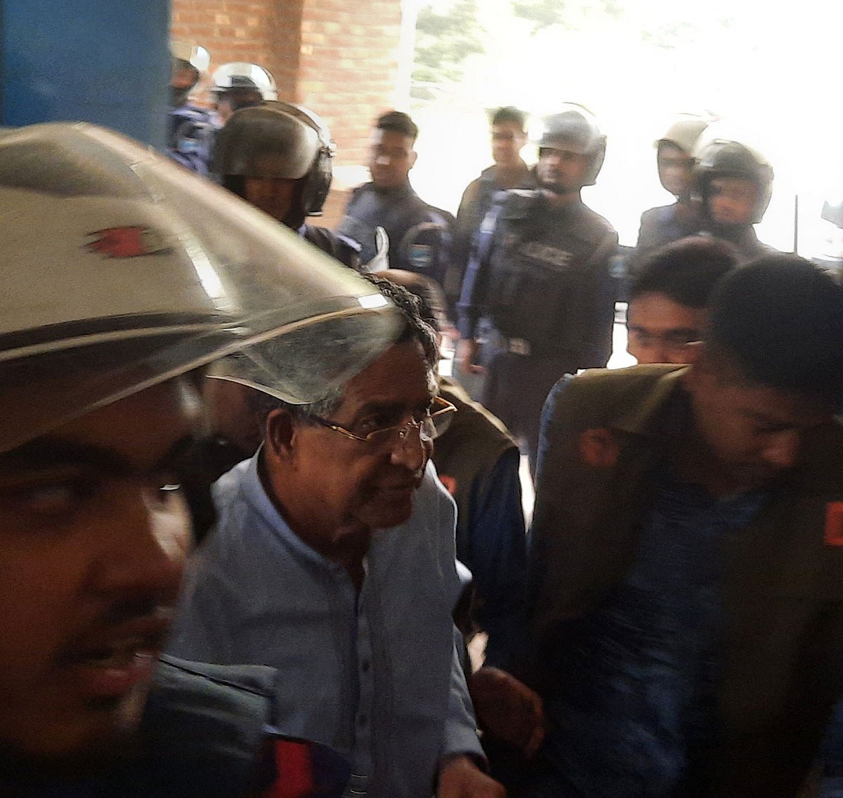 আওয়ামী লীগের সভাপতিমণ্ডলীর সদস্য ও সাবেক মন্ত্রী মো. আব্দুর রাজ্জাক। রোববার বিকেলে টাঙ্গাইলের অতিরিক্ত চিফ জুডিশিয়াল ম্যাজিস্ট্রেট আদালতে