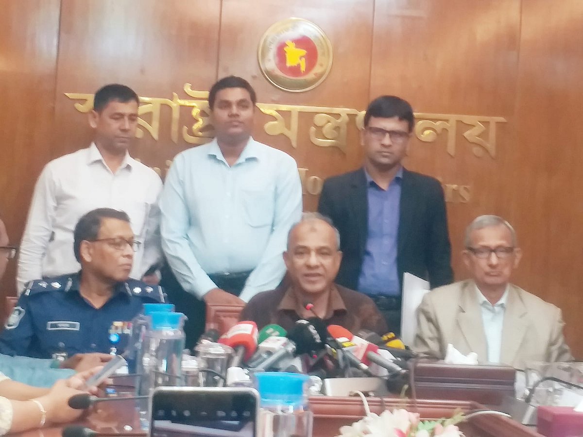 স্বরাষ্ট্র উপদেষ্টা লেফটেন্যান্ট জেনারেল (অব. ) মো. জাহাঙ্গীর আলম চৌধুরী। আজ রোববার সচিবালয়ে