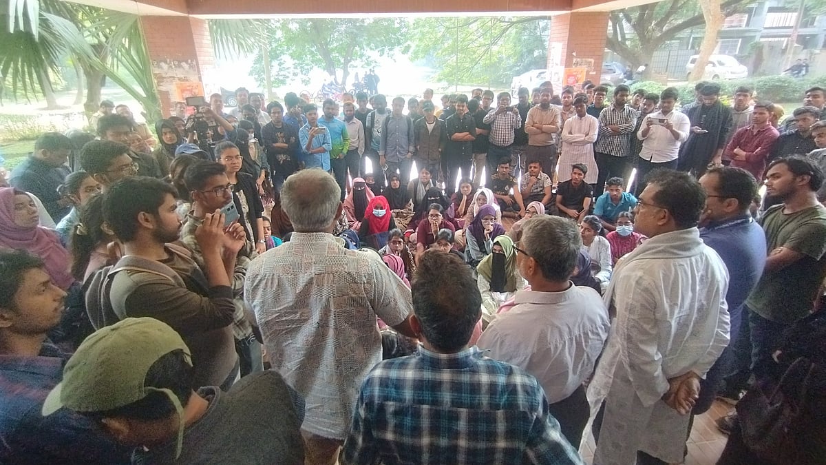 জাহাঙ্গীরনগর বিশ্ববিদ্যালয়ের শিক্ষার্থী আফসানা করিম রাচির মৃত্যুর ঘটনায় বিচারের দাবিতে প্রশাসনিক ভবনে তালা ঝুলিয়ে বিক্ষোভ করছেন শিক্ষার্থীরা। আজ রোববার বেলা সাড়ে ১১টার দিকে