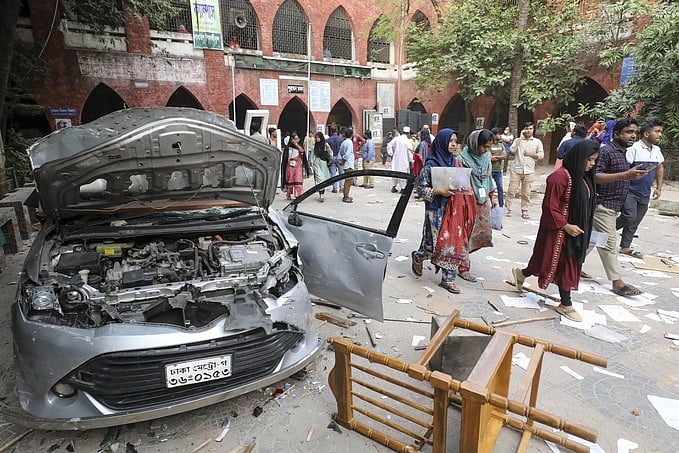 কলেজশিক্ষার্থীদের হামলায় ক্ষতিগ্রস্ত একটি গাড়ি। গতকাল বিকেলে রাজধানীর লক্ষ্মীবাজারে সরকারি শহীদ সোহরাওয়ার্দী কলেজ প্রাঙ্গণে