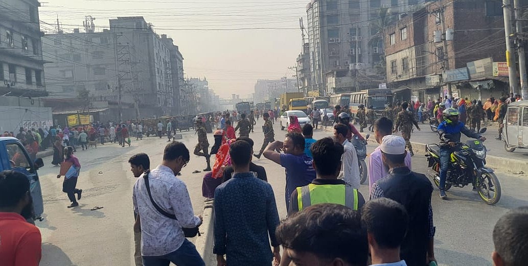 কারখানা বন্ধের নোটিশ দেখে শ্রমিকেরা ক্ষুব্ধ হয়ে ঢাকা-ময়মনসিংহ মহাসড়ক অবরোধ করে বিক্ষোভ করেন। রোববার সকালে গাজীপুর নগরের ছয়দানা এলাকায়