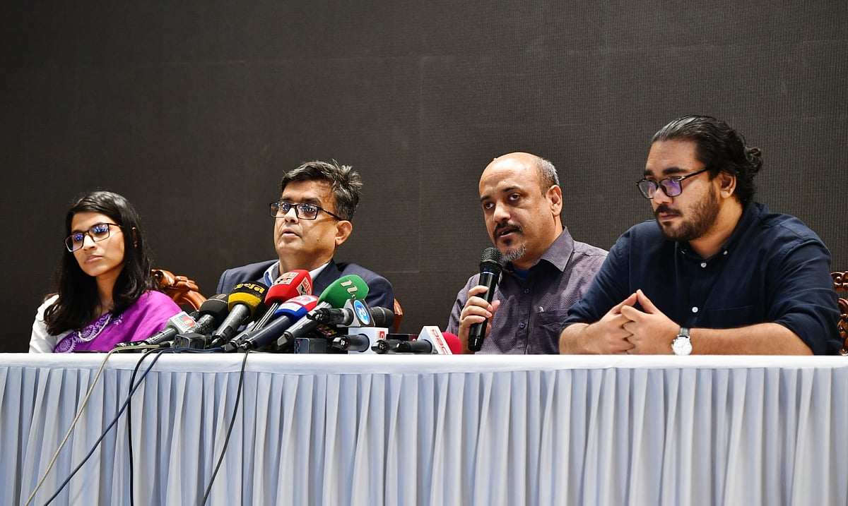 সংবাদ ব্রিফিংয়ে সাংবাদিকদের প্রশ্নের জবাব দিচ্ছেন প্রধান উপদেষ্টার প্রেস উইংয়ের কর্মকর্তারা। আজ রোববার সন্ধ্যায় রাজধানীর ফরেন সার্ভিস একাডেমিতে