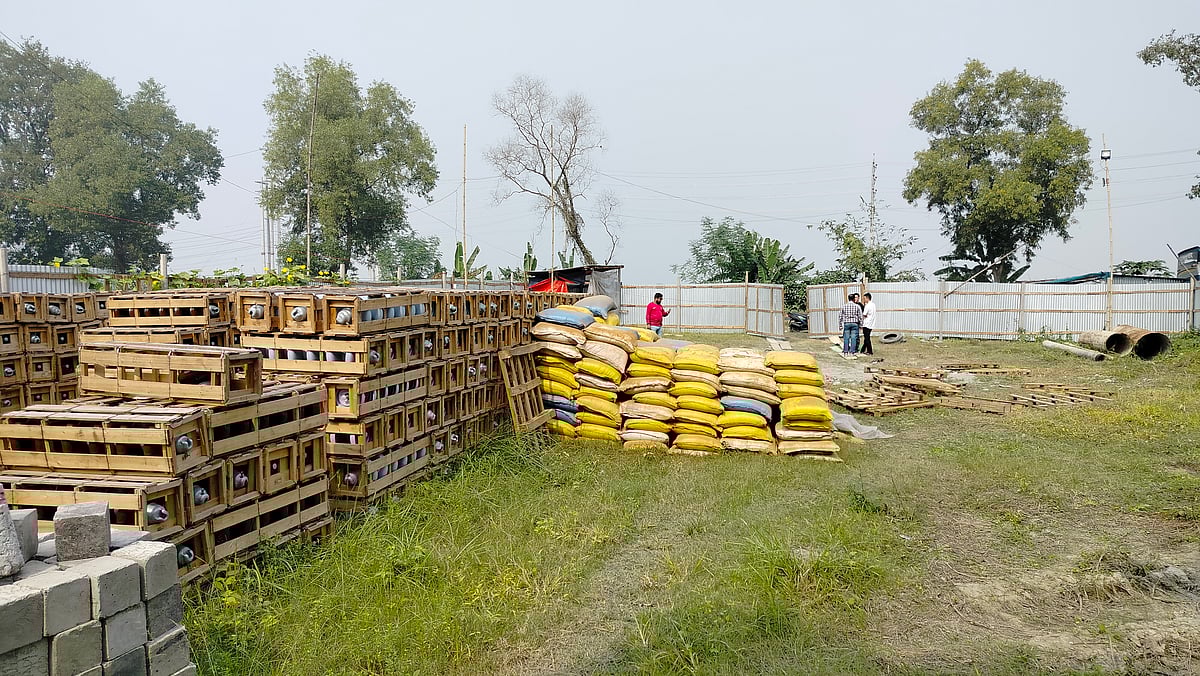 টিনের বেড়াবেষ্টিত স্থানটিতে রডসহ অন্যান্য নির্মাণসামগ্রী রাখা ছিল