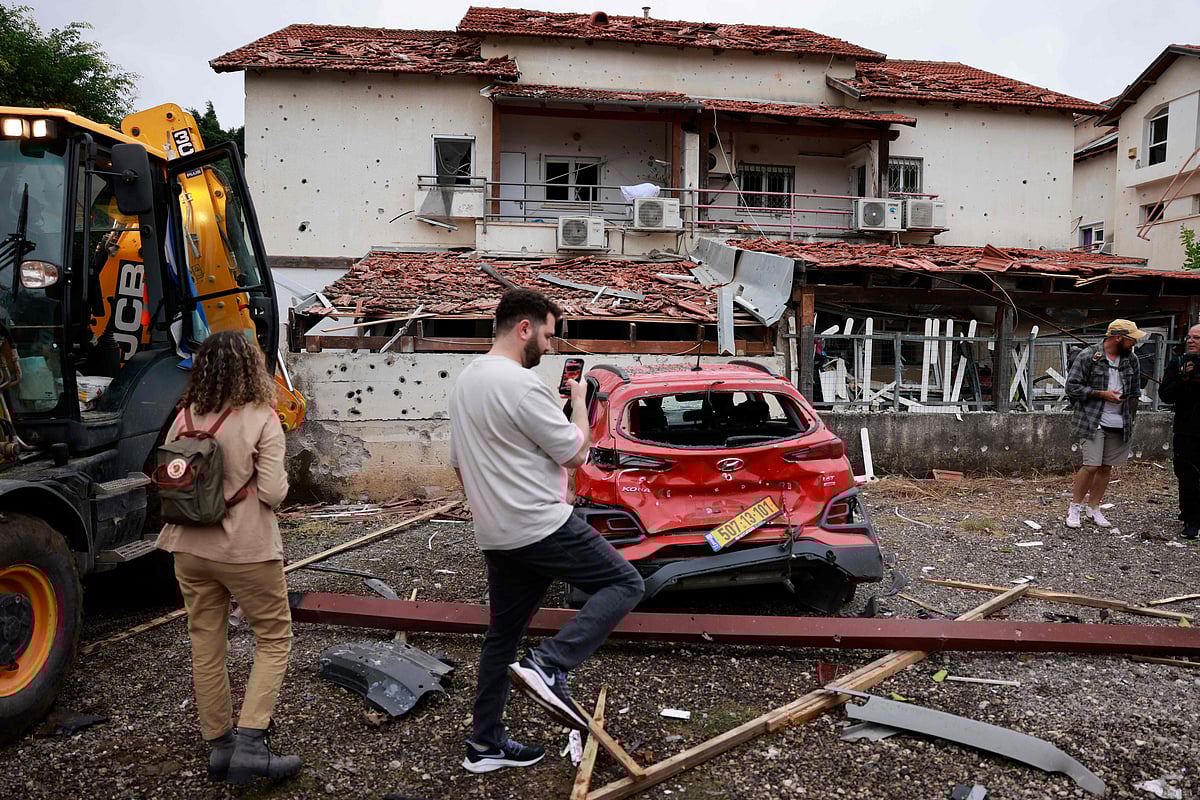 হিজবুল্লাহর ক্ষেপণাস্ত্র হামলার পর ক্ষয়ক্ষতি খতিয়ে দেখছেন ইসরায়েলের বাসিন্দারা। গতকাল রোববার তেল আবিব শহরের উপকণ্ঠে পেতাহ তিকভা এলাকায়