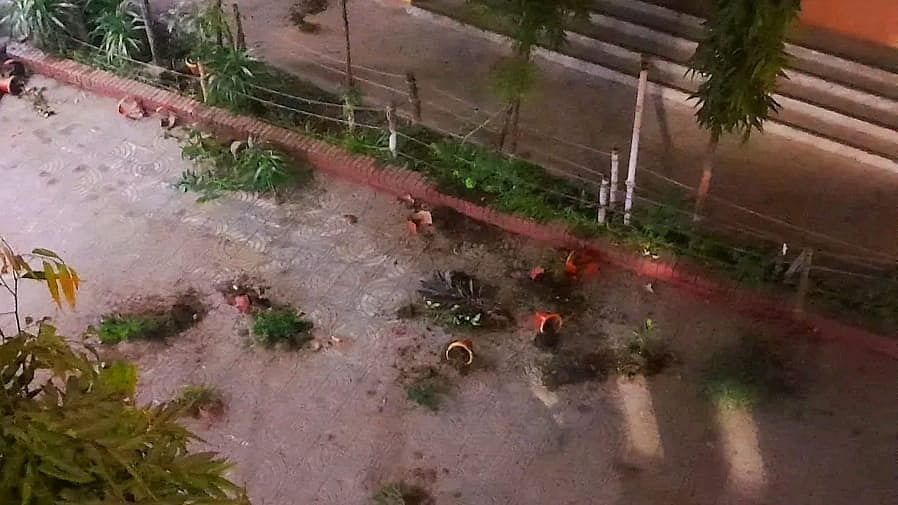 বিকেলে শহীদ সোহরাওয়ার্দী কলেজে হামলা ও ভাঙচুরের ঘটনায় পার্শ্ববর্তী সেন্ট গ্রেগরি হাইস্কুল অ্যান্ড কলেজে ভাঙচুরের অভিযোগ উঠেছে কলেজটির শিক্ষার্থীদের বিরুদ্ধে। রোববার সন্ধ্যার পর এ ঘটনা ঘটে