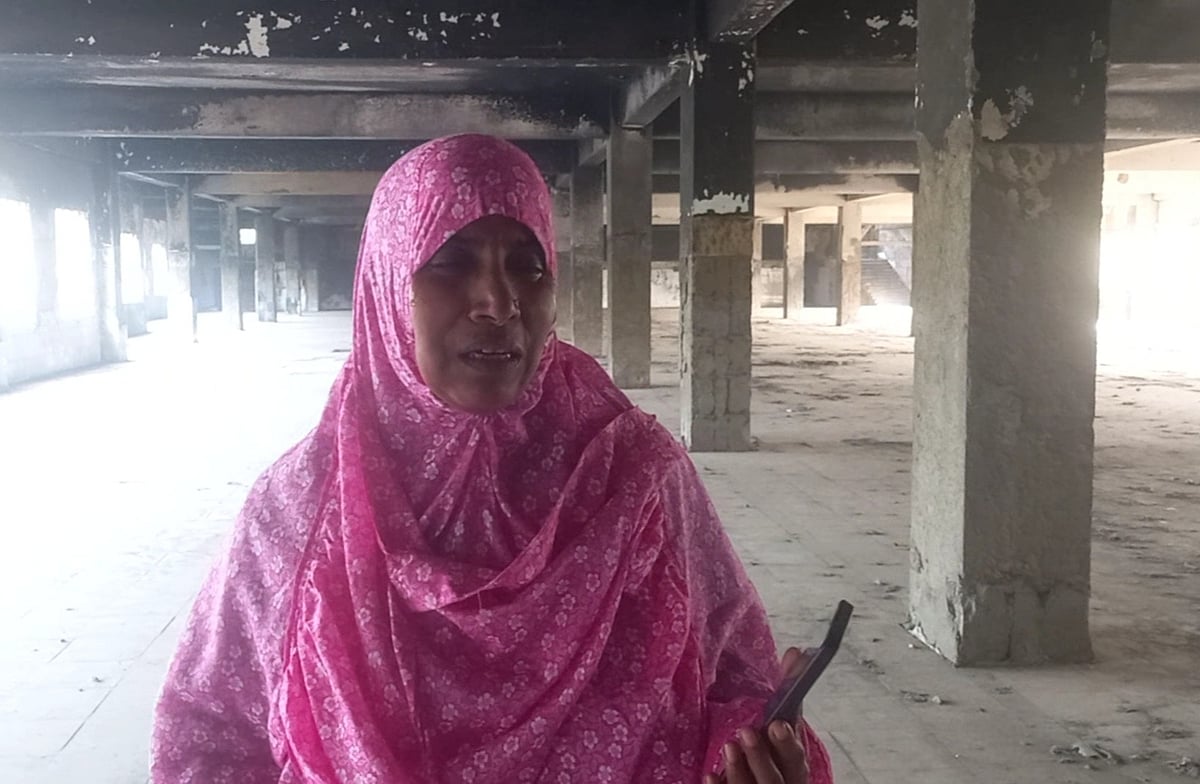 তাজরীন ফ্যাশনস লিমিটেডের ভবনের ভয়াবহ অগ্নিকাণ্ডে মারা যান শাহ আলম। ছেলের স্মৃতি স্মরণ করে বিলাপ করেন মা শাহেরা খাতুন। আজ রোববার সকাল সাড়ে আটটার দিকে ঢাকার সাভারের আশুলিয়ার ইয়ারপুর ইউনিয়নের নিশ্চিন্তপুর এলাকায়