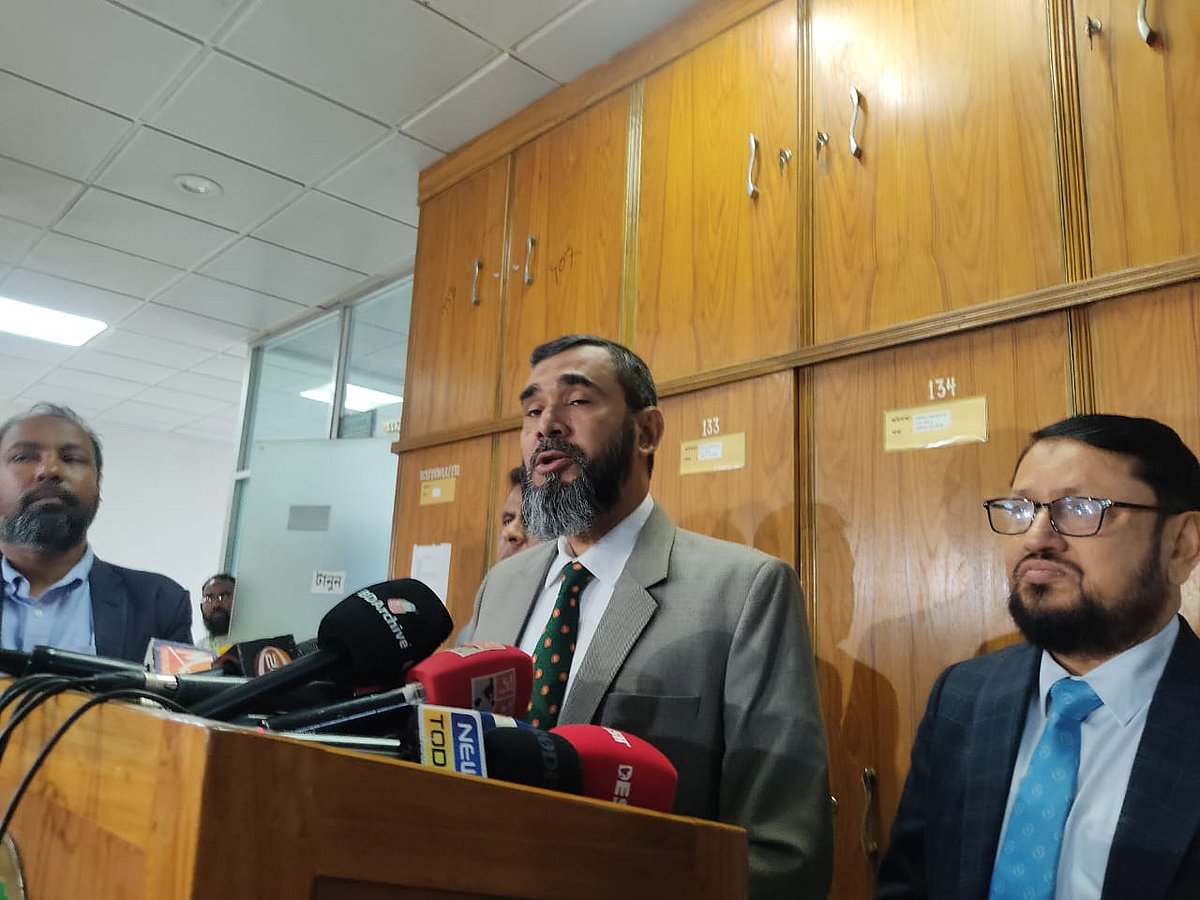 নির্বাচন কমিশনার আবুল ফজল মো. সানাউল্লাহ (মাঝে)। আজ সোমবার দুপুরে রাজধানীর আগারগাঁওয়ে নির্বাচন ভবনে