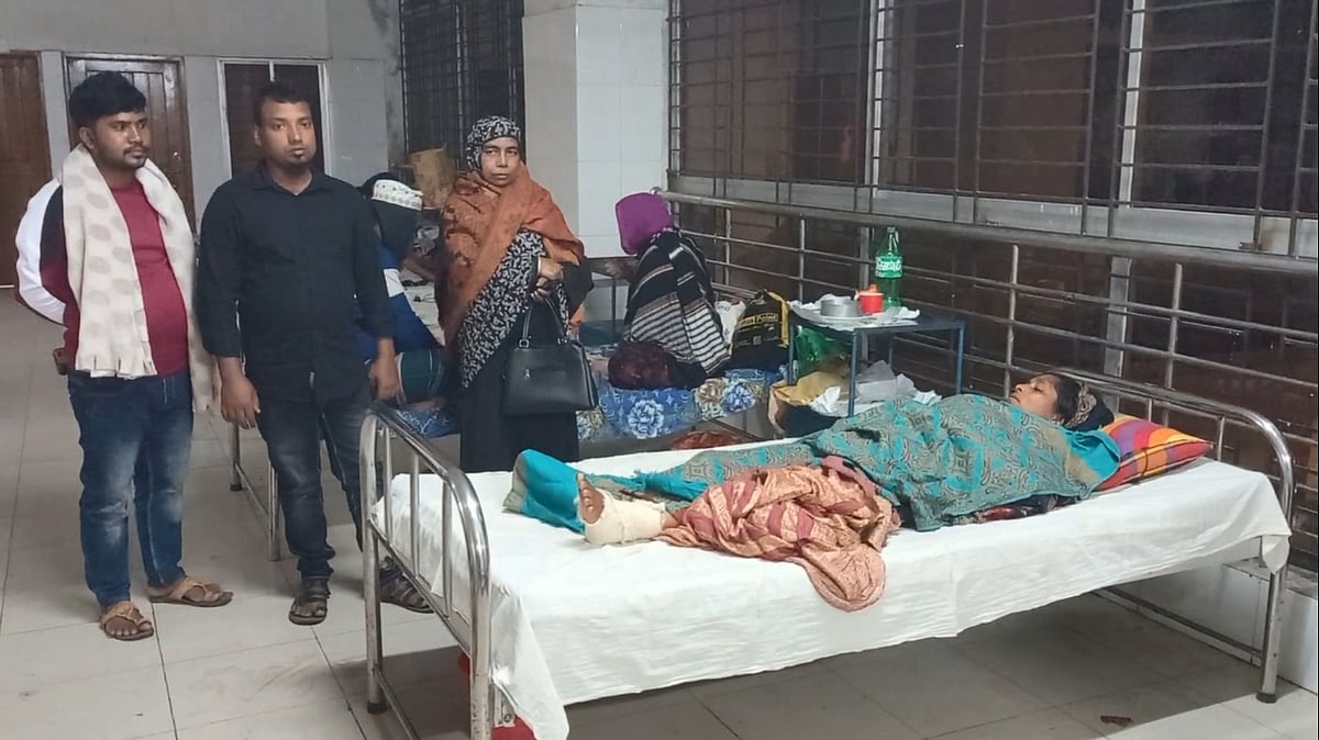 বোমা হামলায় আহত হয়ে হাসপাতালে চিকিৎসা নিচ্ছেন এক ভুক্তভোগী। গতকাল রাতে মাদারীপুর ২৫০ শয্যা জেলা হাসপাতালে