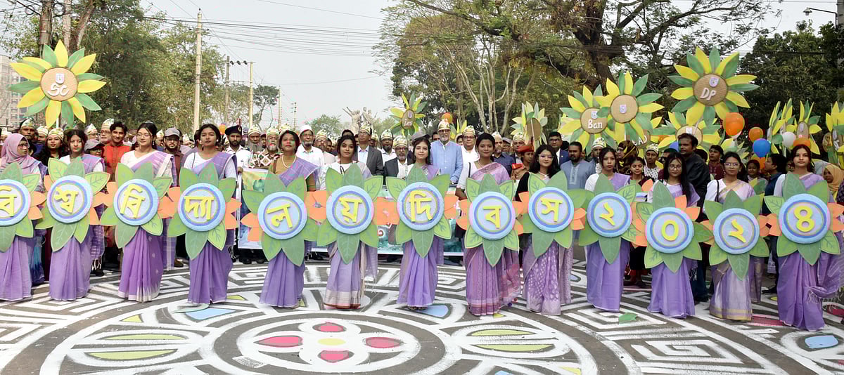 বিপুল উৎসাহ-উদ্দীপনায় খুলনা বিশ্ববিদ্যালয় দিবস উদ্‌যাপিত হয়েছে। আজ সোমবার  ৩৫ বছরে পদার্পণ করেছে বিশ্ববিদ্যালয়টি