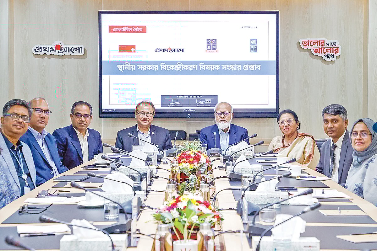 ‘স্থানীয় সরকার বিকেন্দ্রীকরণবিষয়ক সংস্কার প্রস্তাব’ শীর্ষক গোলটেবিল বৈঠকে (বাঁ থেকে) আনোয়ারুল হক, তোফাজ্জল হোসেন, কাজী মারুফুল ইসলাম, এ কে এম তারিকুল আলম, তোফায়েল আহমেদ, শাহীন আনাম ও মাহফুজ কবির। গতকাল ঢাকার প্রথম আলো কার্যালয়ে