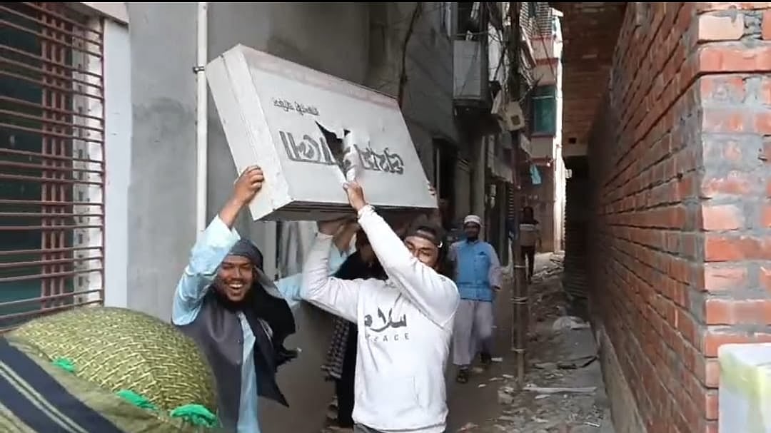 প্রথম আলোর রাজশাহী কার্যালয়ে আজ সোমবার হামলা চালিয়ে সাইনবোর্ড খুলে নিয়ে তাতে অগ্নিসংযোগ করে বিশৃঙ্খলা সৃষ্টিকারী একদল ব্যক্তি