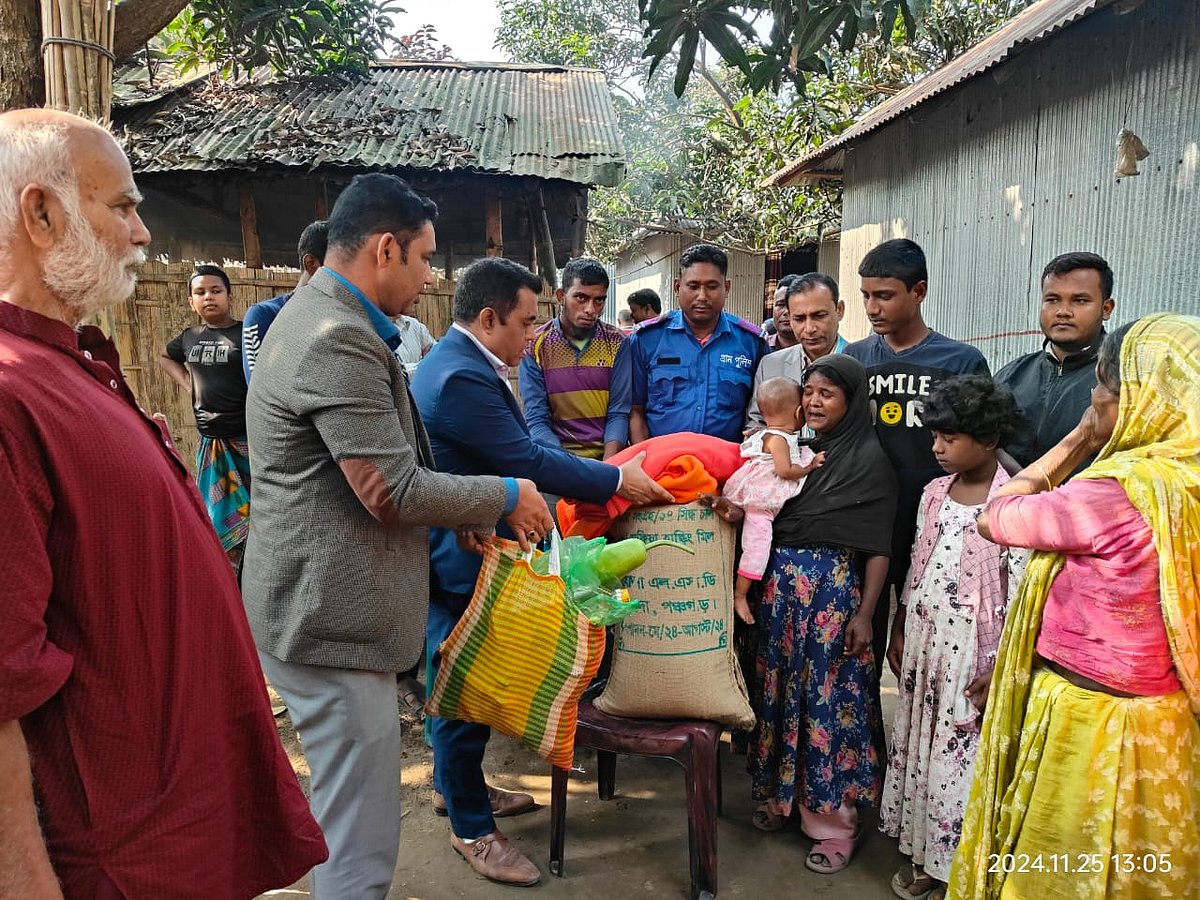 পঞ্চগড়ের বোদার ইউএনও শাহরিয়ার নজির শিশু নুরীর মা শরিফা খাতুনের বাড়িতে গিয়ে চাল-ডাল, শাকসবজি ও কম্বল দেন। আজ সোমবার দুপুরে উপজেলার জেমজুট কারখানাসংলগ্ন মুসলিমবাগে