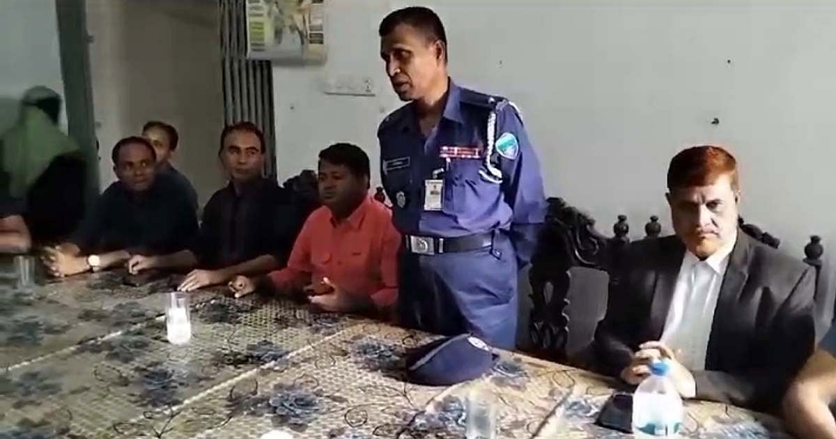 চট্টগ্রামের রাঙ্গুনিয়ার সরফভাটায় বিএনপি ও অঙ্গসংগঠনের মতবিনিময় সভায় বক্তব্য দেন দক্ষিণ রাঙ্গুনিয়া থানার ভারপ্রাপ্ত কর্মকর্তা (ওসি) আহসান হাবিব খান। গতকাল সন্ধ্যায়